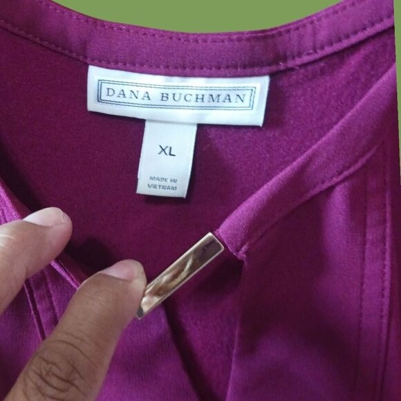 Dana Buchman Sleeveless Blouse Top Keyhole With Gold Bar Plum Wine   XLarge - Picture 3 of 9